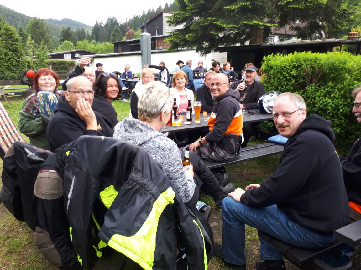 mennesker siddende på ølbænke